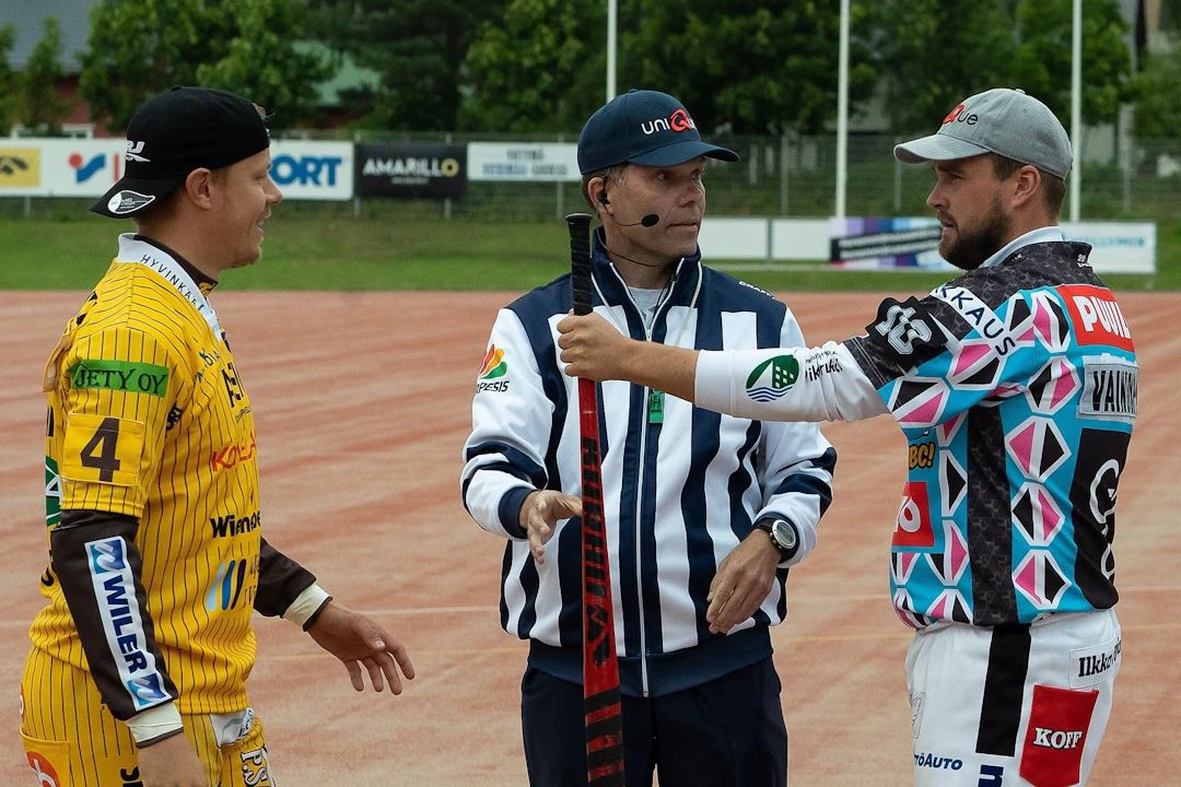 Antti Aine valvoo kapteenien Teemu Nikkanen (Hyvinkään Tahko) ja Jukka-Pekka Vainionpää (Seinäjoen JymyJussit) hutunkeittoa viime kesän superpesisottelussa. Kuva: Lasse Wirzenius