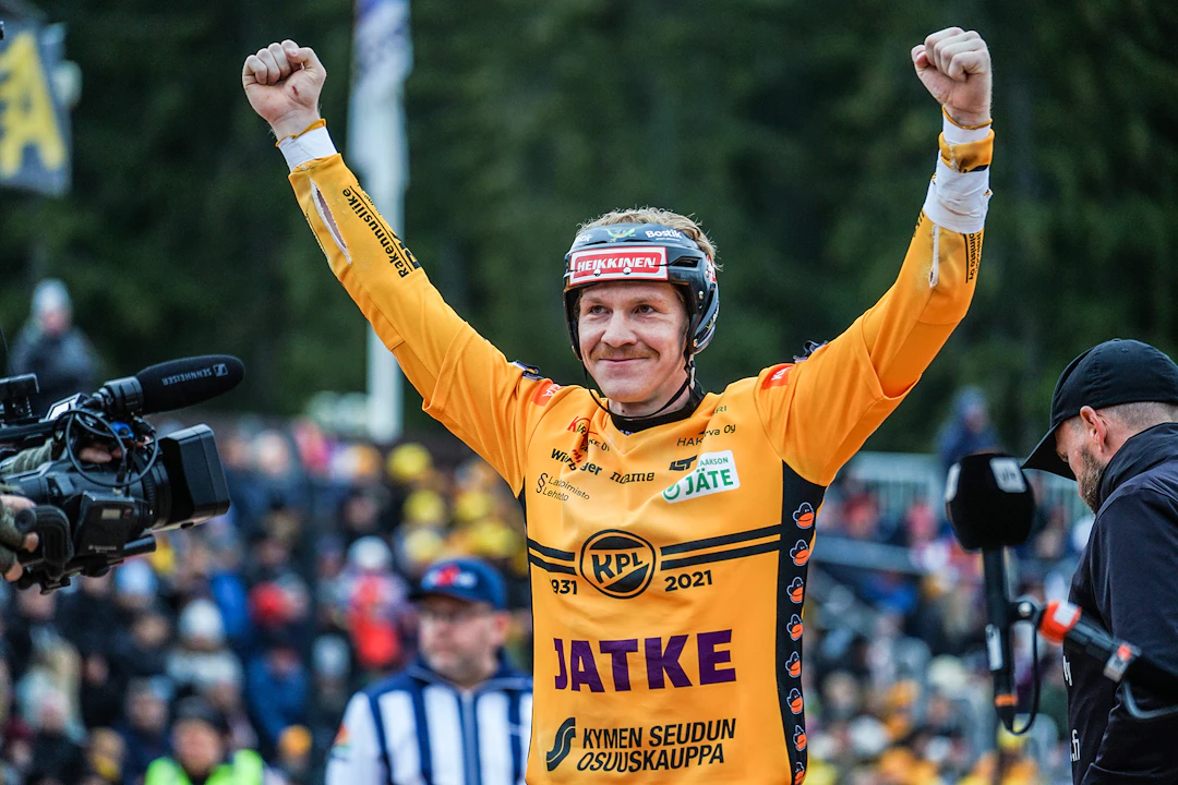Arttu Ruuska pommitti toisen jakson tasoihin, mikä riitti Kouvolan Pallonlyöjille ensimmäiseen voittoon loppuottelusarjassa. Kuva: Antti Haapasalo