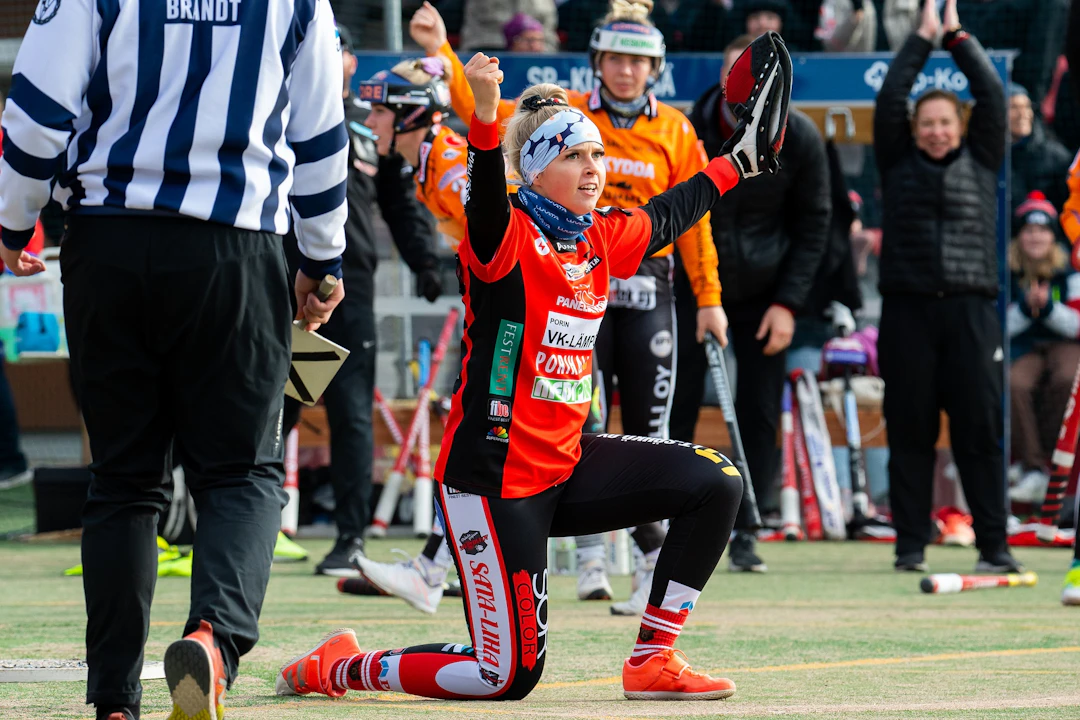 Minttu Vettenranta johdatti Pesäkarhut Suomen mestariksi ulkopelin kapellimestarina. Kuva: Elmeri Elo
