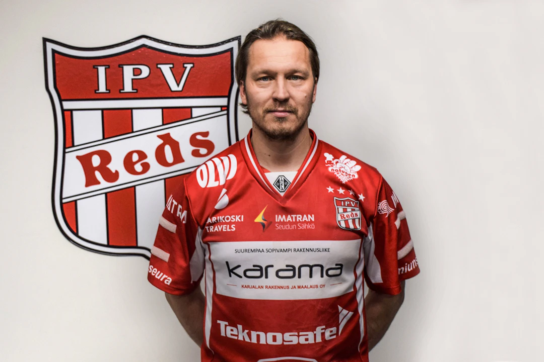 Toni Kohonen pelaa pesäpallon juhlavuoden superpesiskaudella Imatran Pallo-Veikkojen riveissä.
