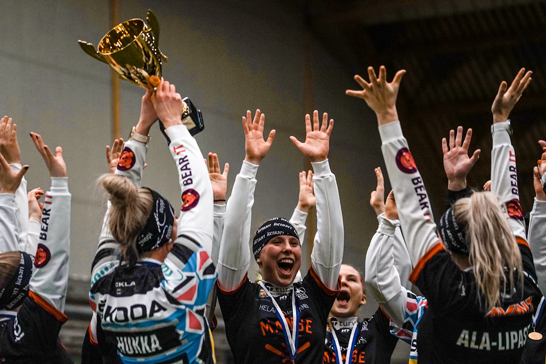 Naisten Halli-SM-lopputurnaus 2022: Manse PP, Tampere, mestarit tuulettavat
