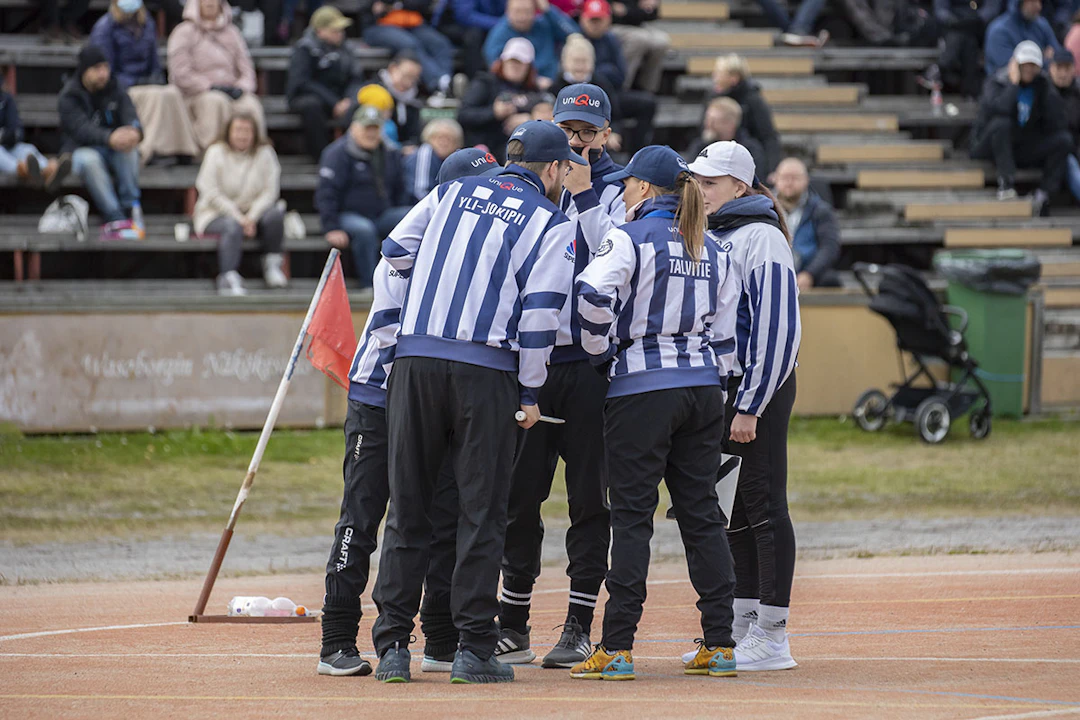 Mailattaret, Vaasa vs. Siilinjärven Pesis 18.9.2021, tuomarit keskustelevat