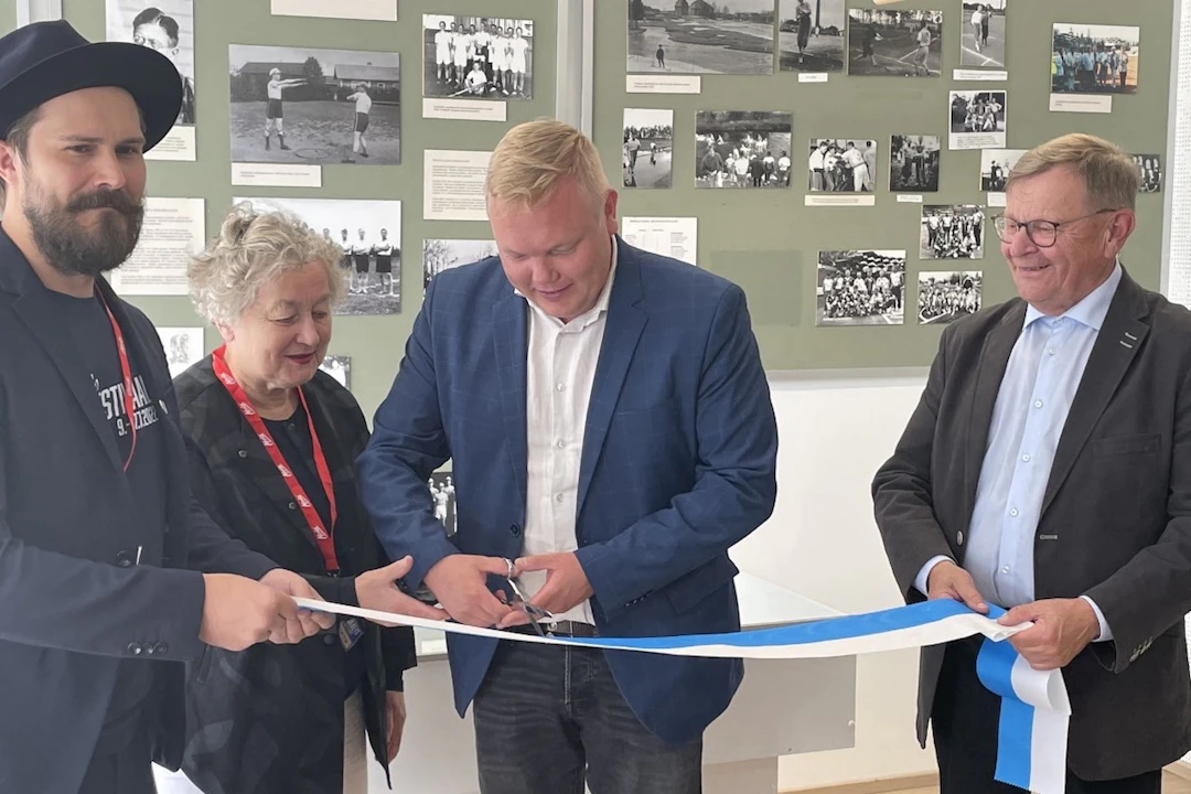 Pesäpallomuseon avajaiset 2022: nauhan leikkaus