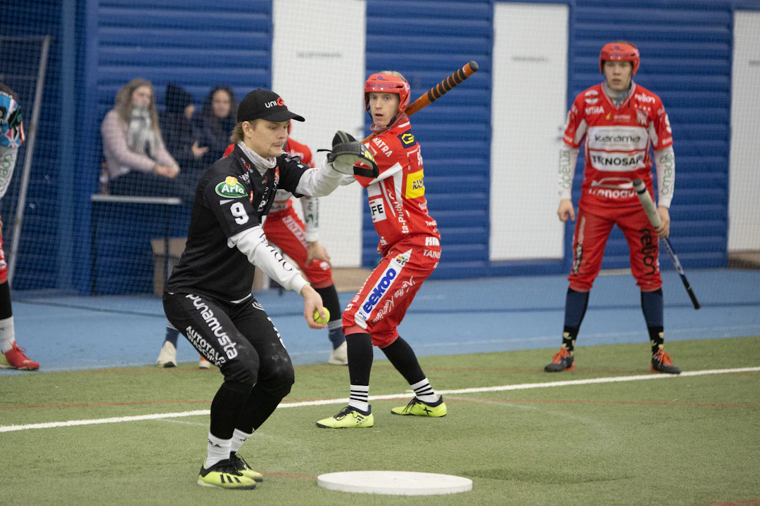 Kiteen Pallon Joona Lehtinen syöttää, Imatran Pallo-Veikkojen Joona Sikiö lyömässä. Kuva: Lauri Heino