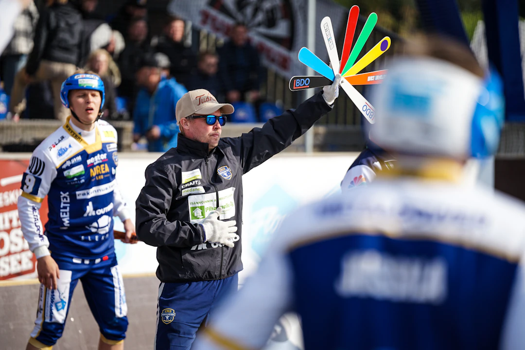 Kempeleen Kirin Petri Tuuva luotsaa miesten Idän joukkueen Sotkamon arvo-otteluun. Kuva: Antti Haapasalo