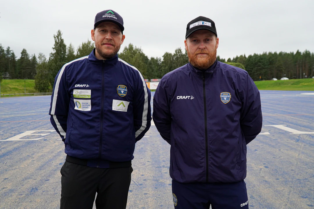 Antti (vas.) ja Matti Korhonen ovat kumpikin rikkoneet Superpesiksessä yhden kauden aikana 60 lyödyn juoksun rajan. Kuva: Miska Peltoniemi