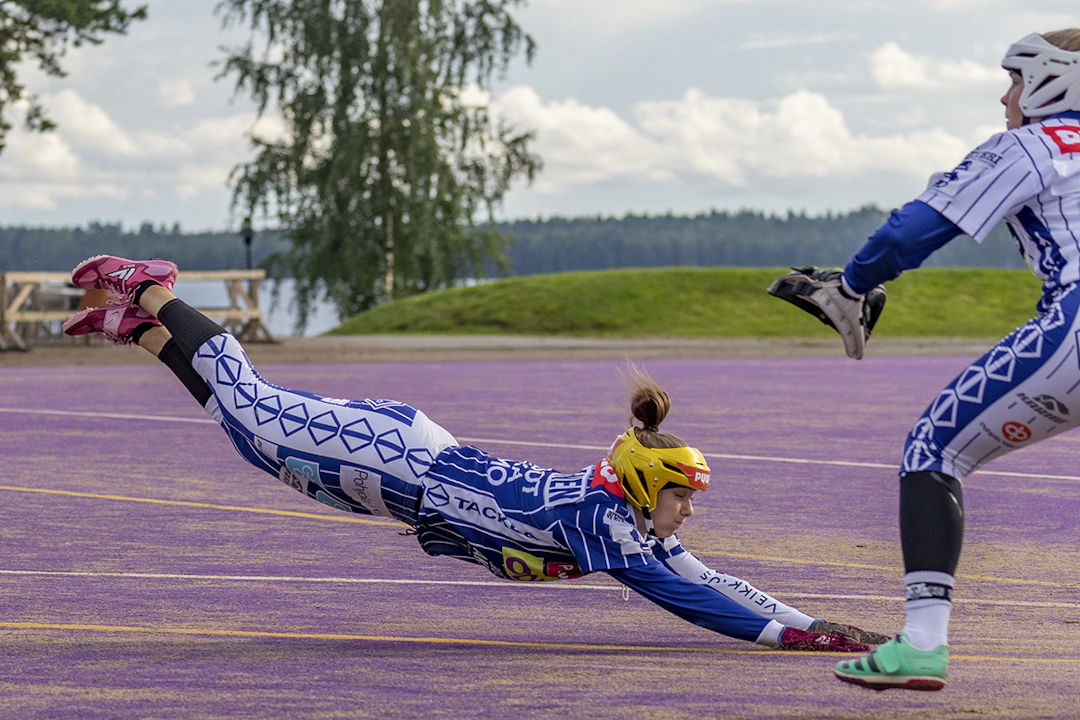 Naisten Itä-Länsi-ottelu 2023: Johanna Pirskanen syöksyy