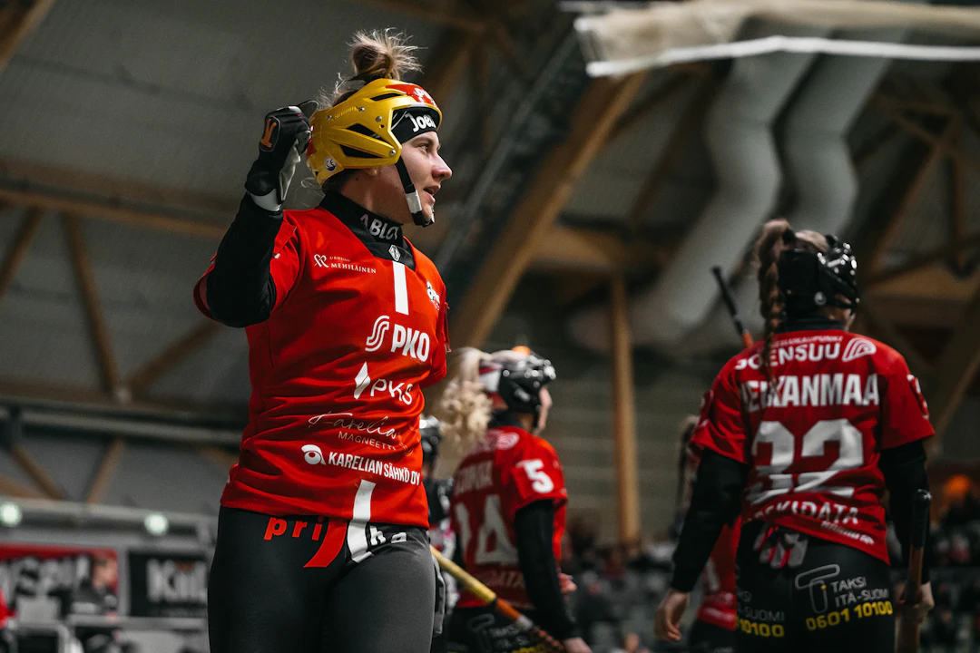 JoMan kapteeni Marianne Roiha tuulettaa juoksua. Kuva: Marjukka Lehtomäki
