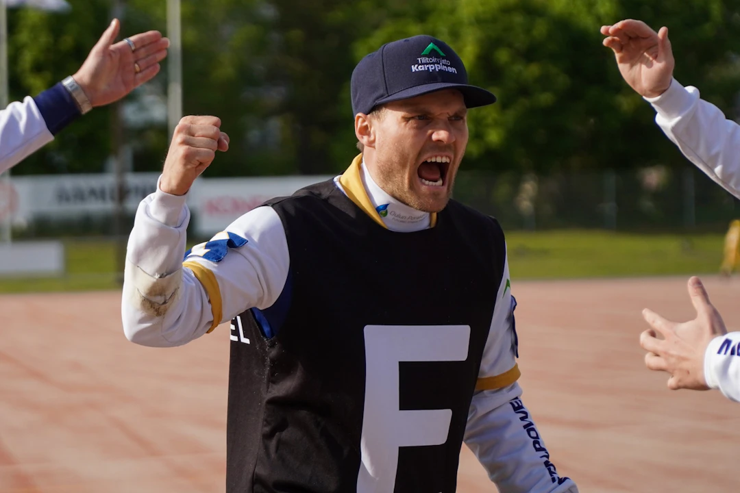 Kempeleen Kirin Tuomas Jussila, kolminkertainen vuoden pesäpalloilija, on maakunnan paras urheilija 2023 Pohjois-Pohjanmaalla. Kuva: Miska Peltoniemi
