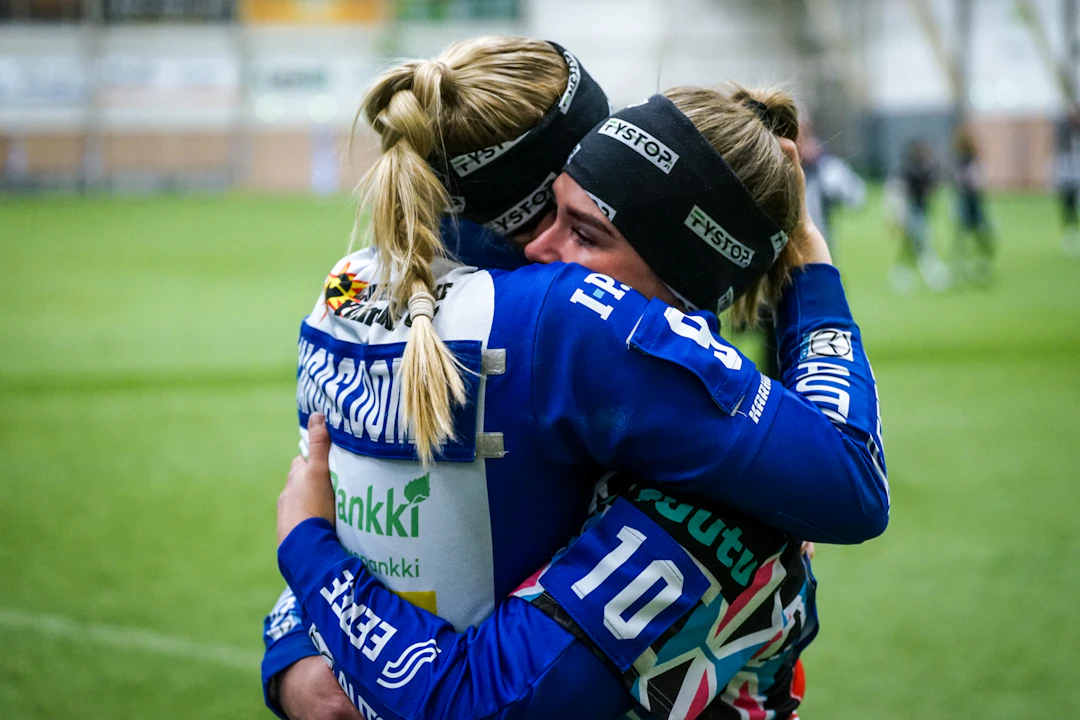 Anniina Kangasluoma ja Janette Lepistö jakoivat pitkän halauksen heti ottelun päätyttyä. Kuva: Antti Haapasalo