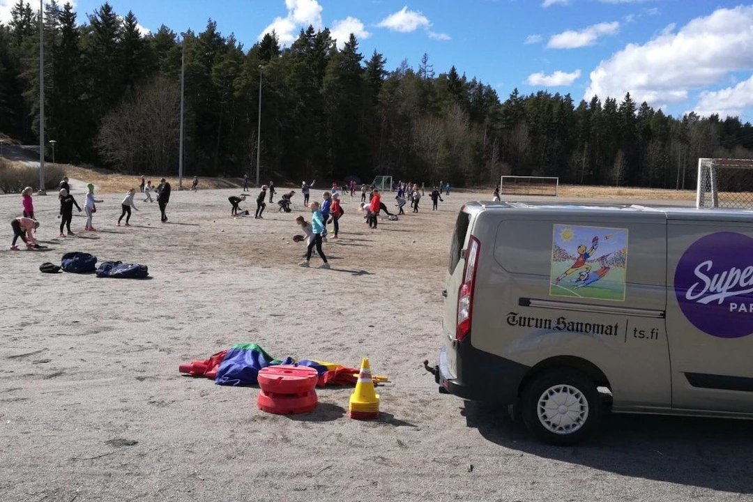 Pesisauto-toiminnan-keskellä.jpg