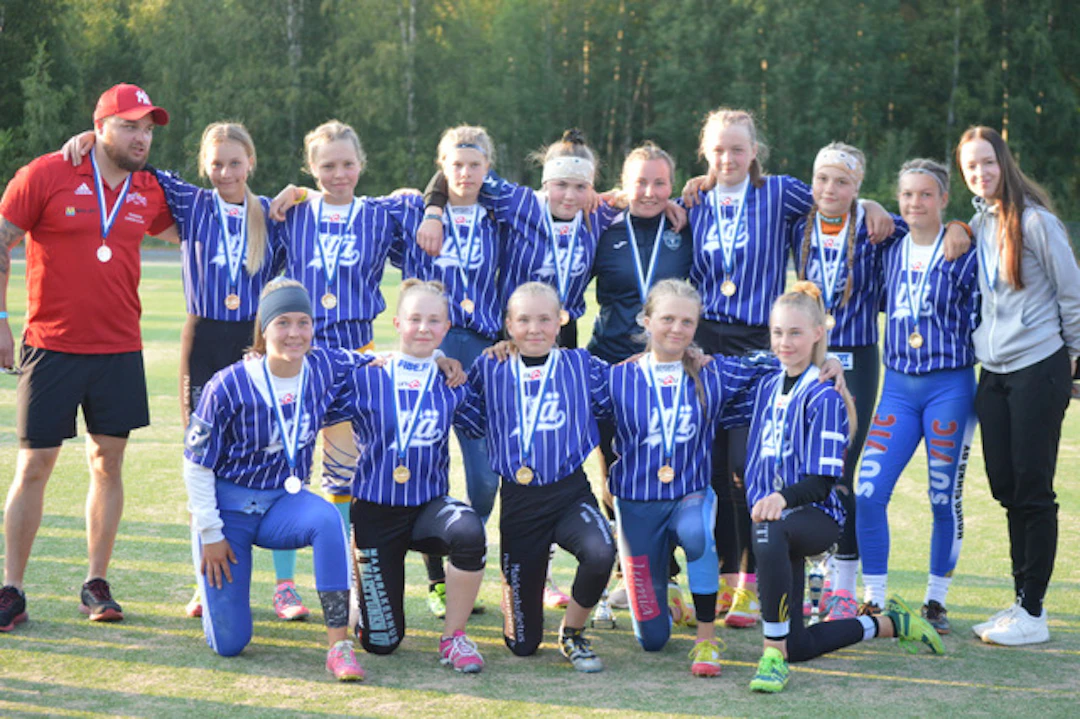 Suurleiri-2019-tytöt-kilpa-idän-joukkue-mukana-Nelly-Kiiski-Siipe.jpg