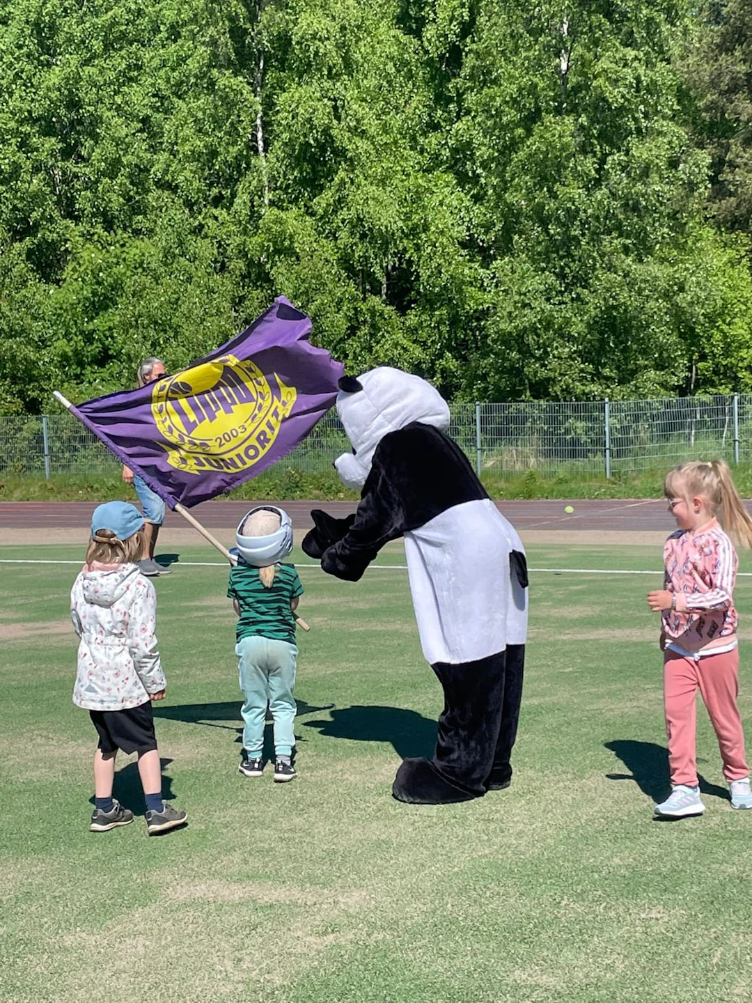 Lippo Juniorit, pesiskoulu