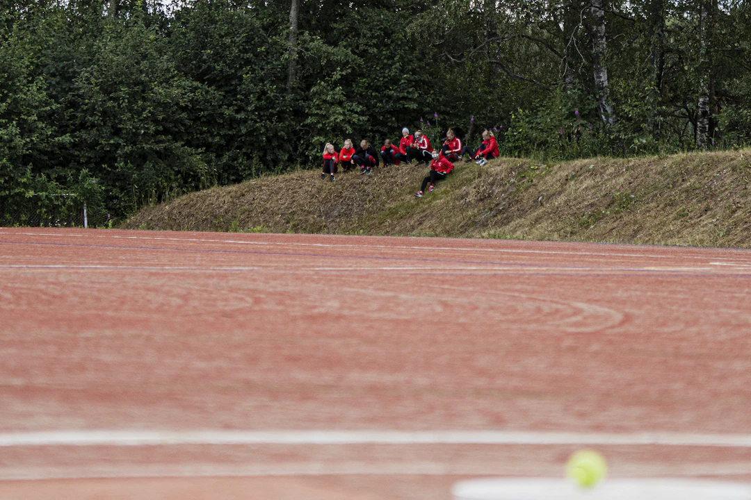 Nuorisoleiri 2021: pallo lautasella, tyhjä kenttä, palaveri valleilla