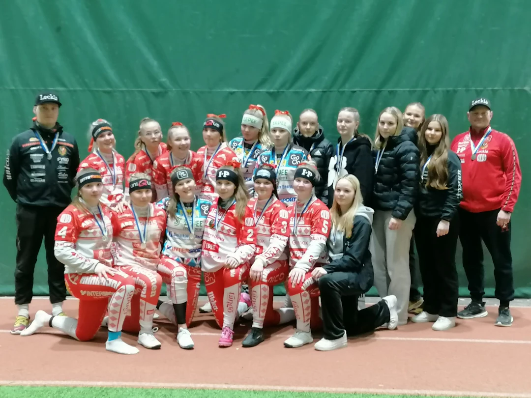 Tyttojen-Talvisuper-2024-hopeaa-SMJ.jpeg