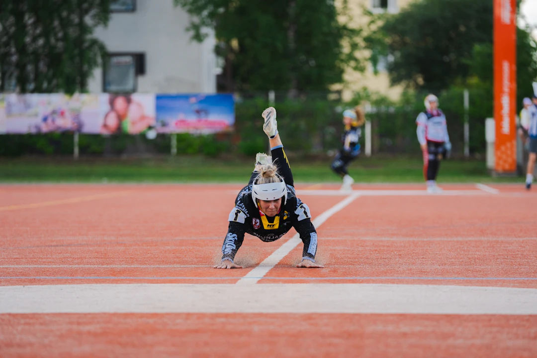 Jasmiina Juntunen syöksyy