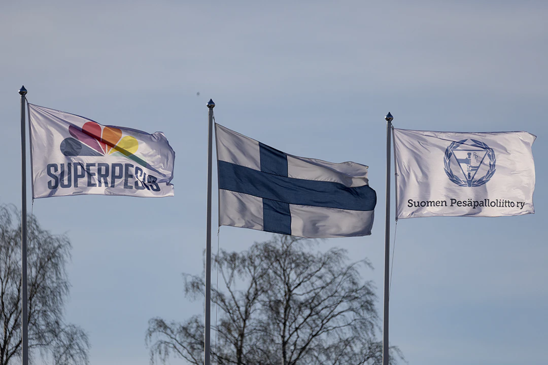 Superpesiksen lippu, Suomen lippu ja Pesäpalloliiton lippu