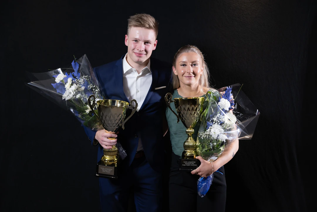 Vuoden pesäpalloilijat Iivari Vihanto ja Saaga-Angelia Raudasoja.