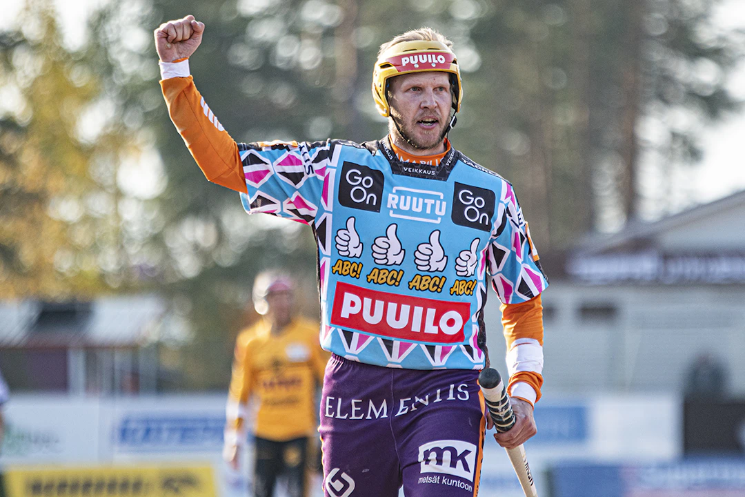 Puuilon nimeä kantava Superpesiksen kultakypärä kuuluu joukkueensa parhaana edellisessä ottelussa palkitulle pelaajalle. Roope Korhonen on saanut useasti kunnian käyttää kultakypärää. Kuva: Juha Leskinen