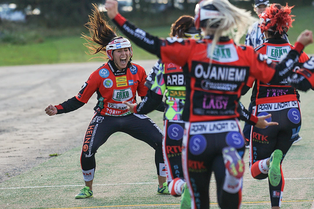 Kaisa-Maija Rosvall juhli kunnariaan kolmosella ollen jo liki varma siitä, että Pesäkarhut nappaa loppuottelupaikan. Tämä toteutui lopulta selvin numeroin 2-0 (4-0, 6-1). Kuva: Antti Haapasalo