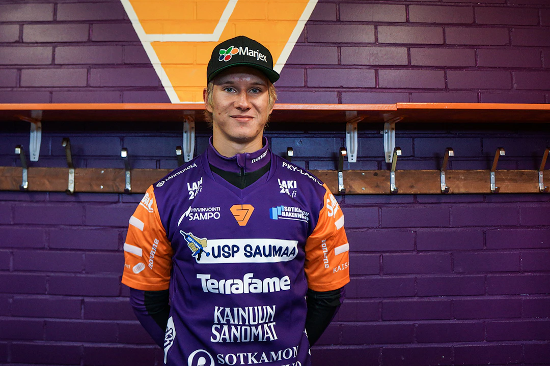 Konsta Kurikan pelipaidan väri vaihtuu punavalkoisesta violettioranssiin. Kuva: Olli Korhonen