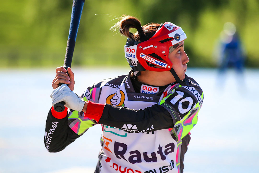 Susanna Puisto rallattelee naisten Superpesiksen lyöjätilaston piikkipaikalla. Kuva: Lassi Karvonen