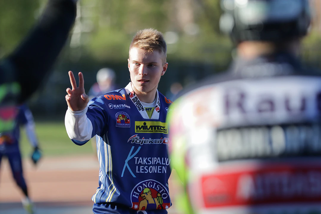 Kalle-Tapio Huuskon pelipaita vaihtuu Tahkon keltaiseen nuttuun. Kuva: Lassi Karvonen