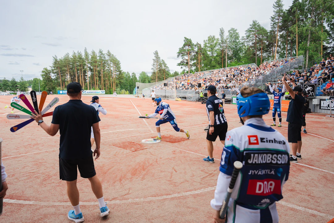 Antti Korhonen lyömässä miesten Itä-Länsi-ottelussa 2024