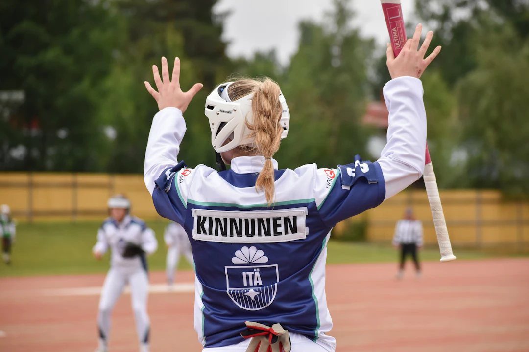 Sara Kinnunen naisten Ykköspesiksen Itä-Länsi-ottelussa 2024.
