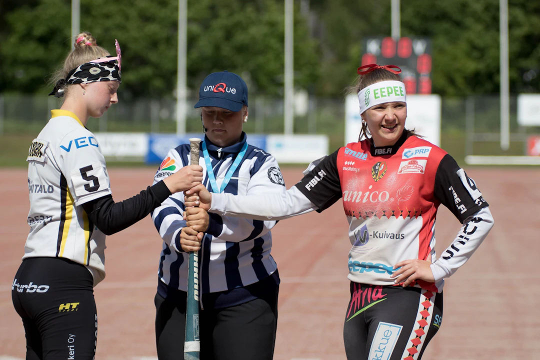 Tilda Immonen ja Matilda Niskakangas hutunkeitossa C-tyttöjen loppuottelussa Hyvinkään Nuorisoleirillä 2024. Pelituomarina Kati Sirviö.