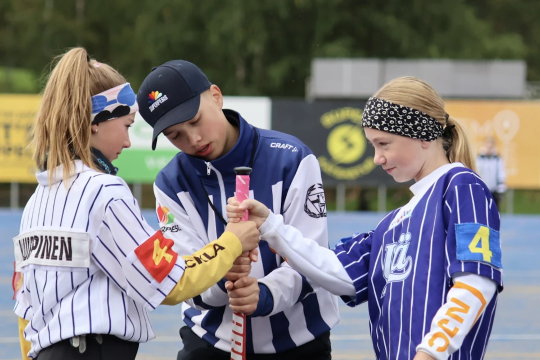 Pelituomari Väinö Piipponen valvoo Sonja Luttisen ja Minttu Kauppisen hutunkeittoa pohjoisen Itä-Lännessä Kempeleessä 2024.