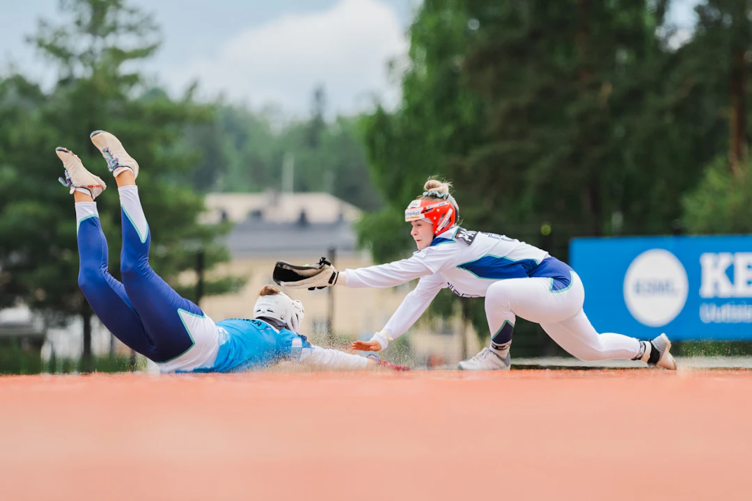 Enni Paatero ja Enni Pellikka tyttöjen Itä-Länsi-ottelussa 2024.