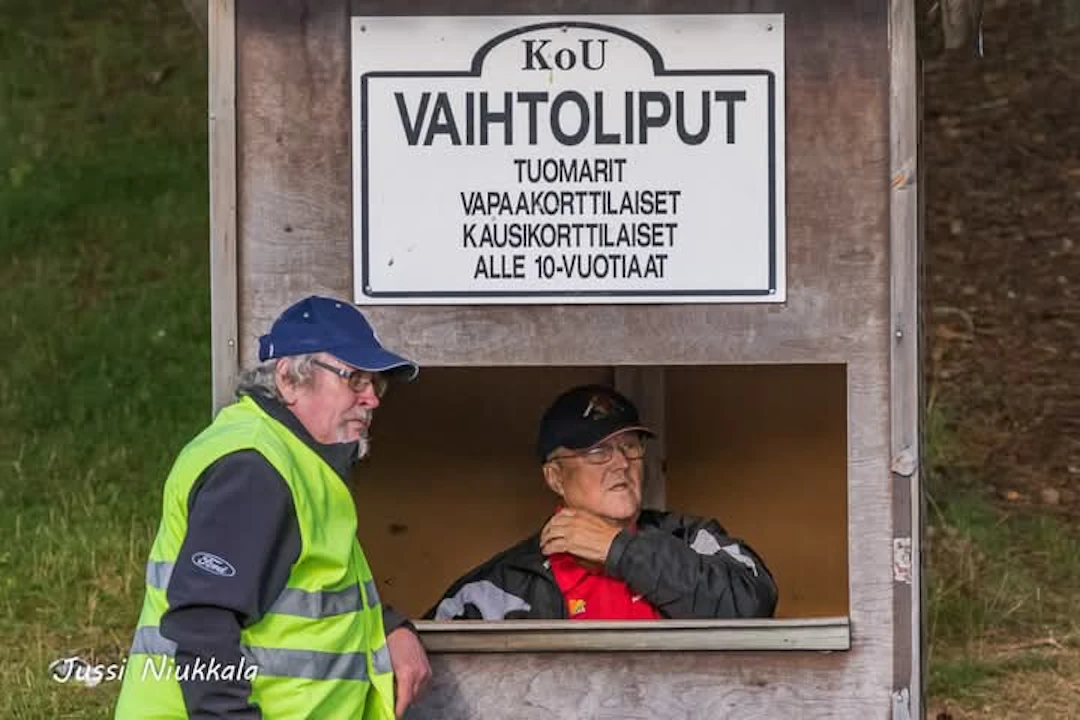 Edesmennyt Antti Alho (oikealla) oli suuri voimavara Koskenkorvan stadionhankkeessa sekä nousussa pääsarjaan.