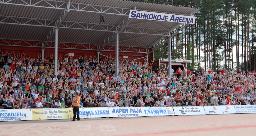 Sähkökoje-Areenalla on ollut tunnelmaa valmistumisestaan asti. Kuva vuodelta 2011
