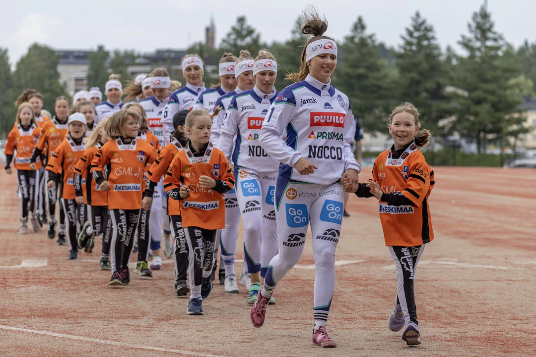 Lännen naiset kiilaan saattajien kanssa Jyväskylän arvo-ottelussa 2024.