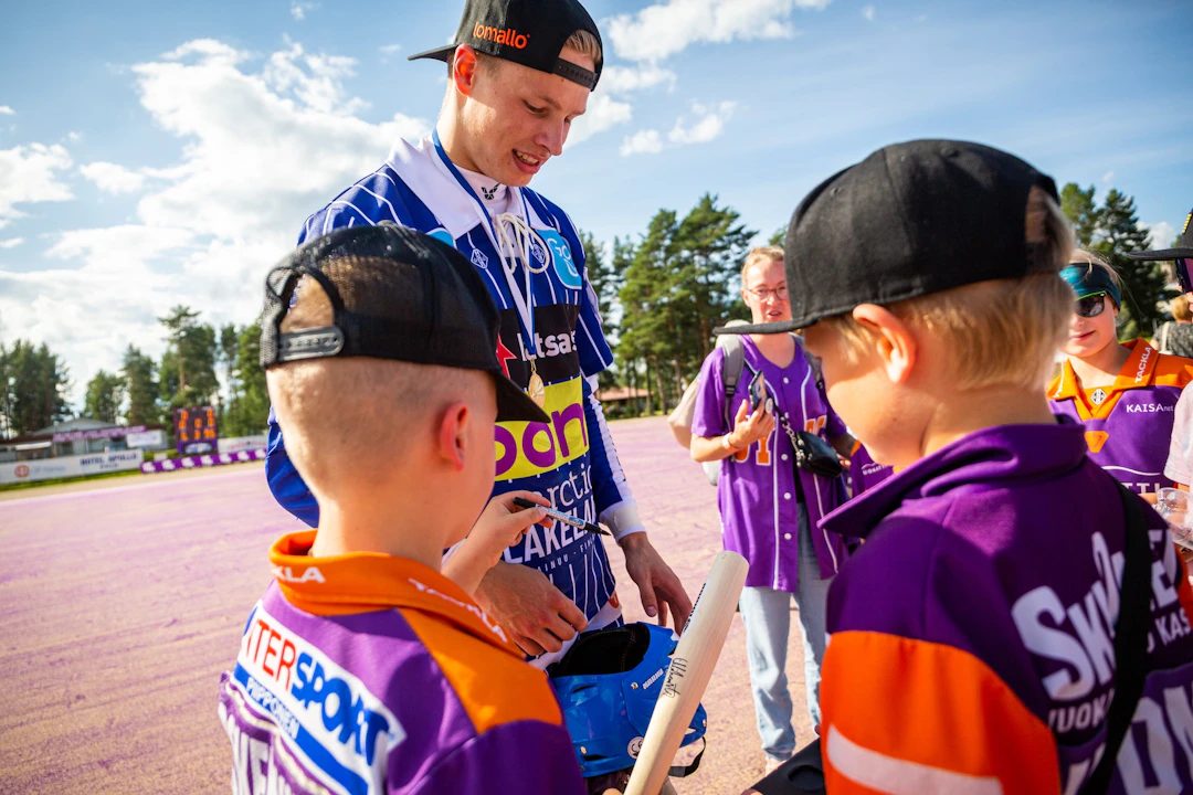 Iivari Vihanto jakamassa nimikirjoituksia miesten Itä-Lännessä Sotkamossa 2023.