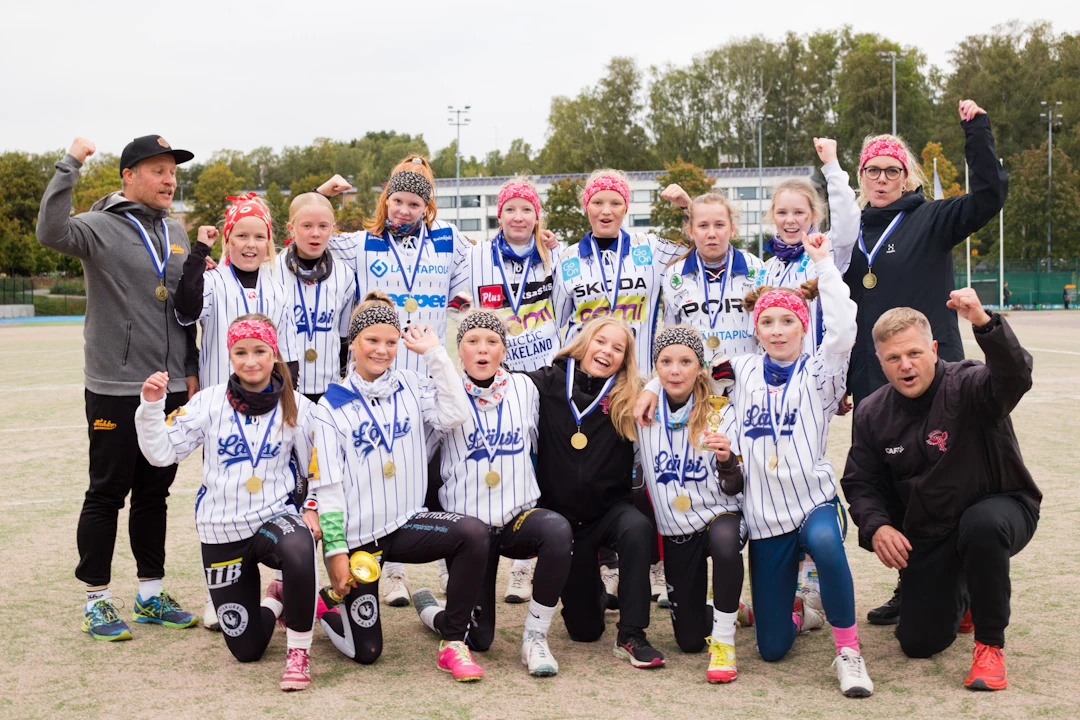 Eteläisen alueen E-tyttöjen kilpasarjan Lännen joukkue. Kuva: Emilia Pippola / Roihu