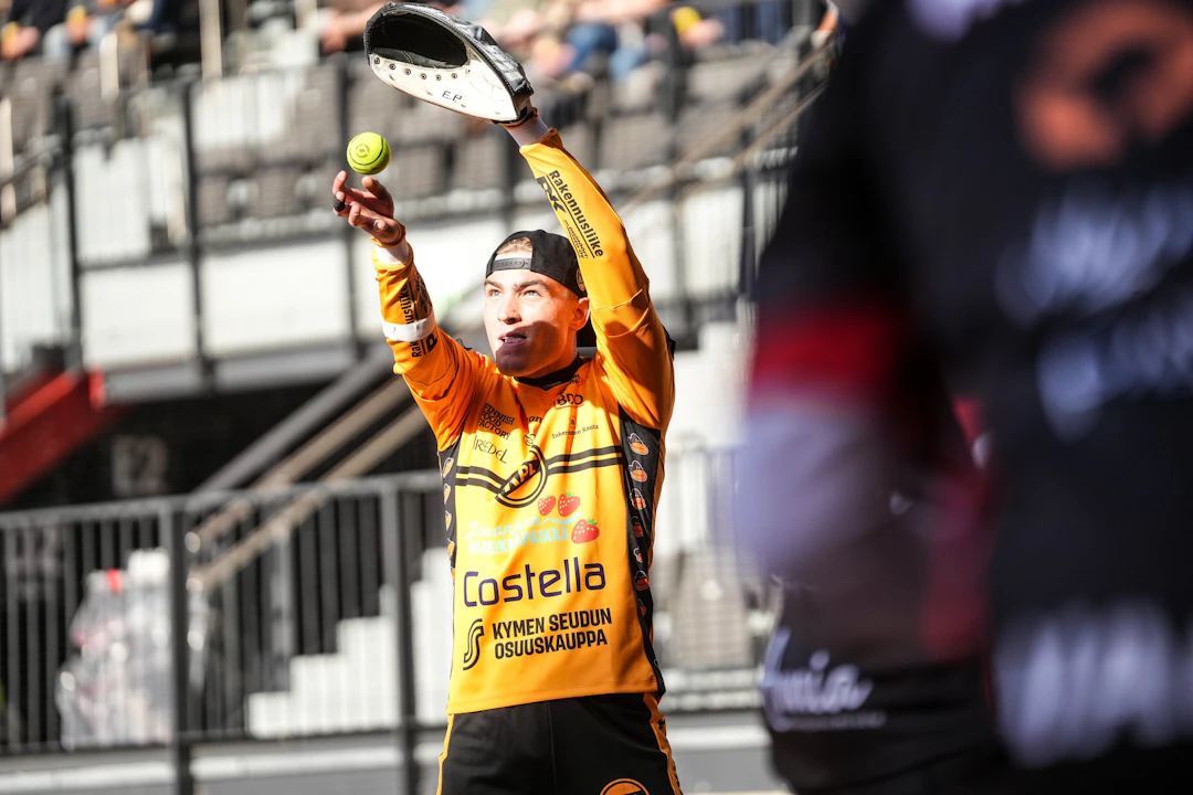 Elias Pitkänen syöttää