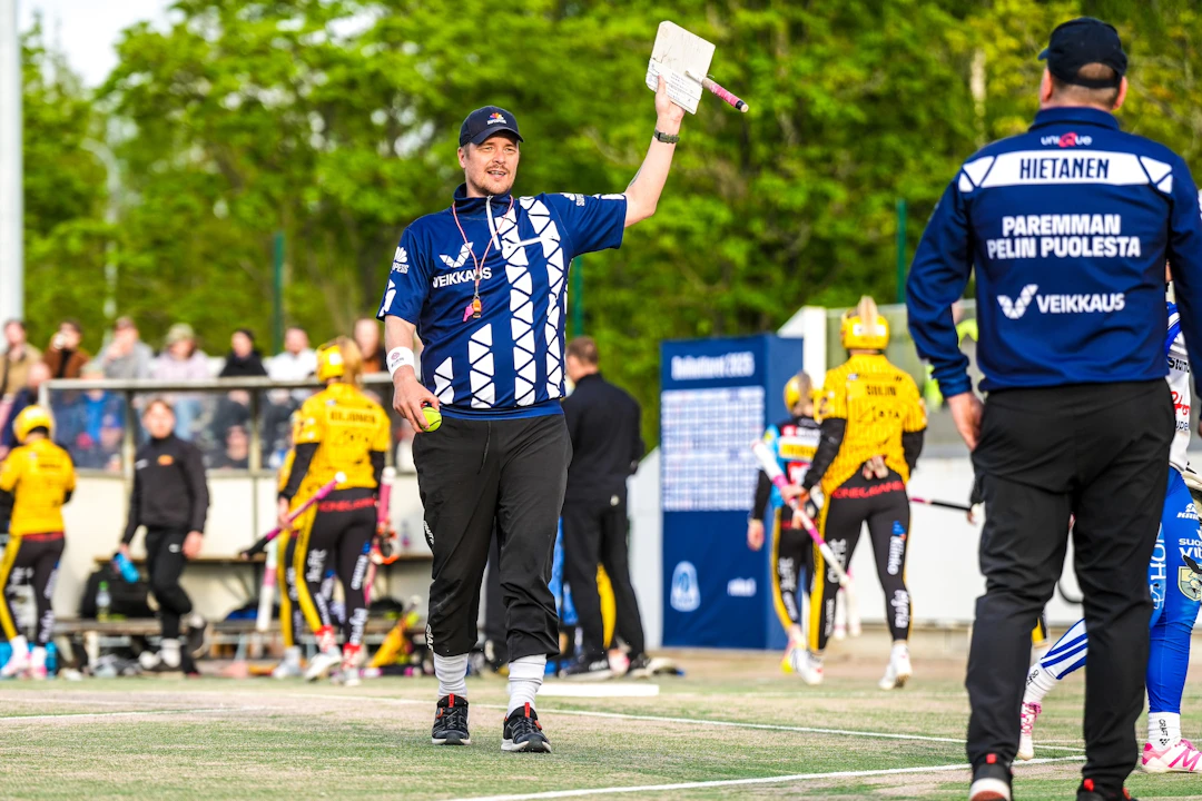 Pelituomari Kalle Hietanen ja syöttötuomari Petri Käkönen