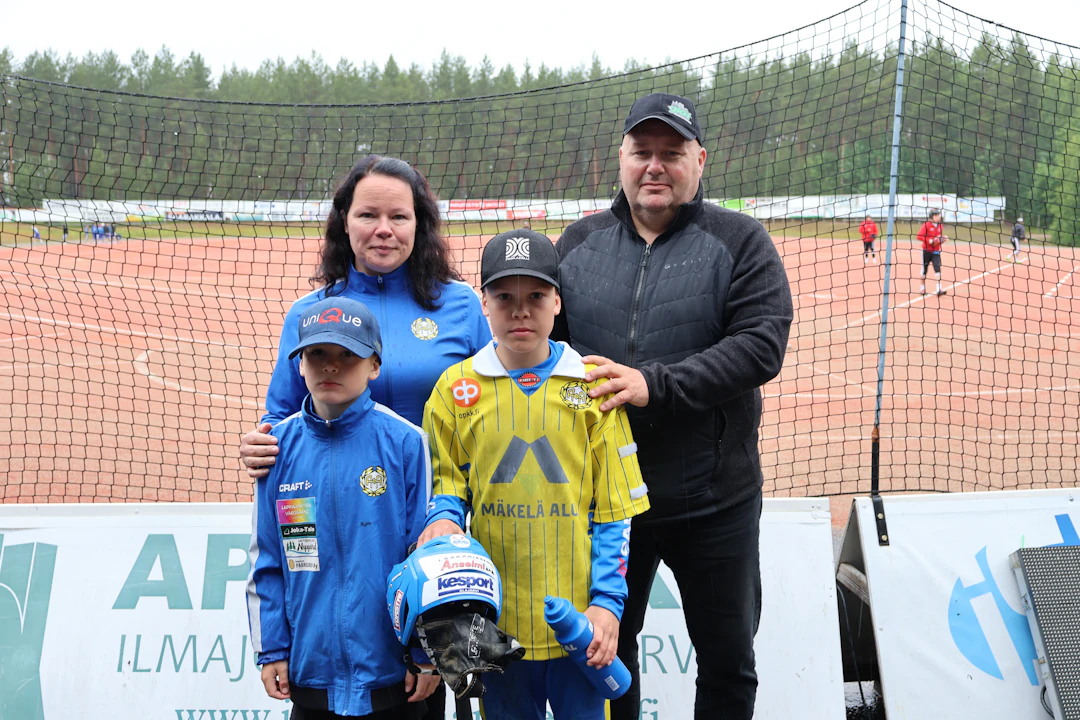 Pesisperhe Pakan edustus Koskenkorvan Suurleirillä (vasemmalta Jonne, Tanja, Vilho ja Marko)