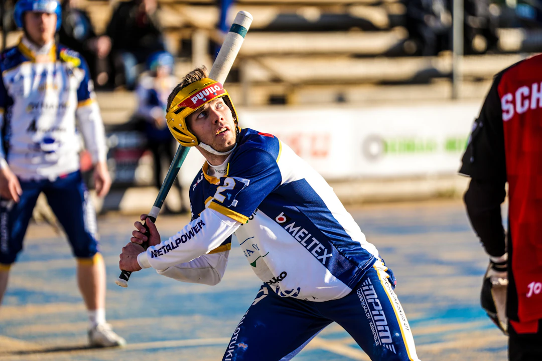 Perttu Olli lyömässä