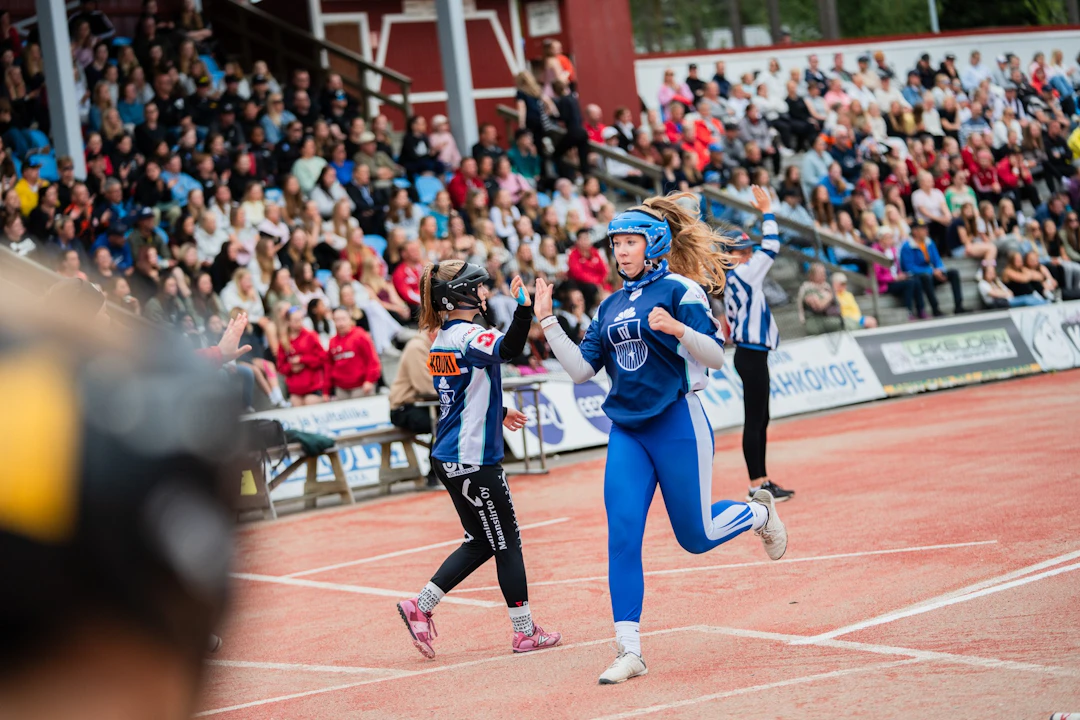 Itä-Länsissä Sähkökoje Areenan katsomot pullistelivat. Kuva: Linnea Laatikainen