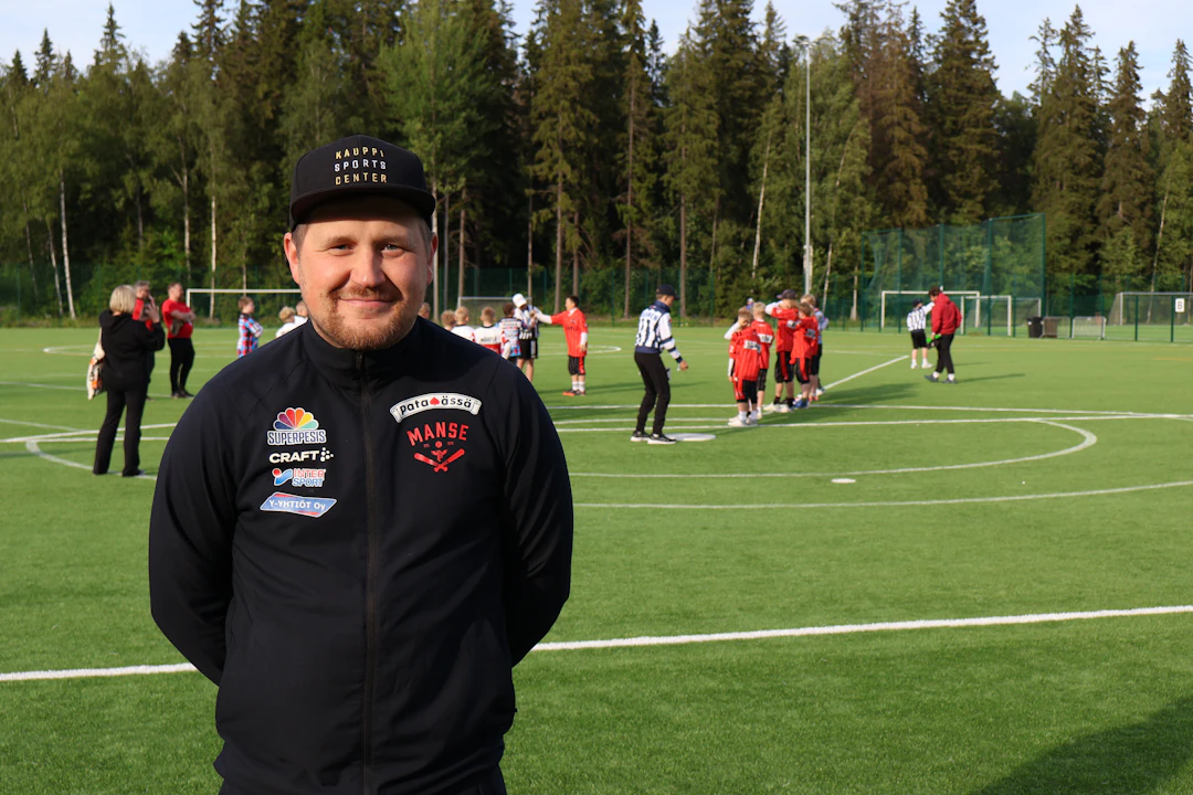 Manu tavoitettiin Tenavaleirin vilskeestä Tampereelta. Mies johtaa toista kauttaan peliä Mansessa. Sitä ennen hänet nähtiin KPK:n laikoissa ja Vuokatti-Ruka Urheiluakatemian valmentajana.