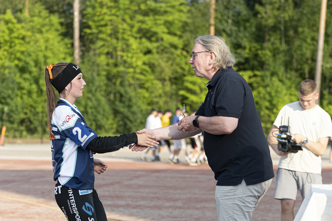 Jukka Hämäläinen tyttöjen kilpasarjan Itä-Lännen palkintojenjaossa. Kuva: Juha Leskinen