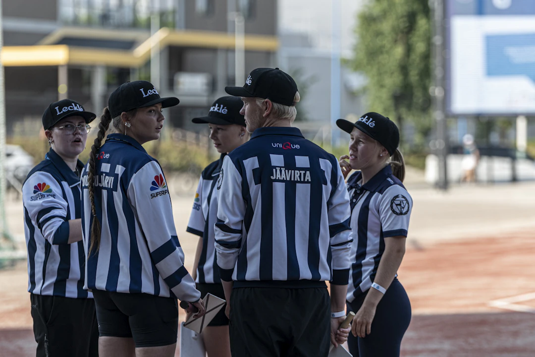 Tuomarit Mette Jaakola, Emma Mourujärvi, Iida Davidsson, Atso Jäävirta ja Rita Rantonen.