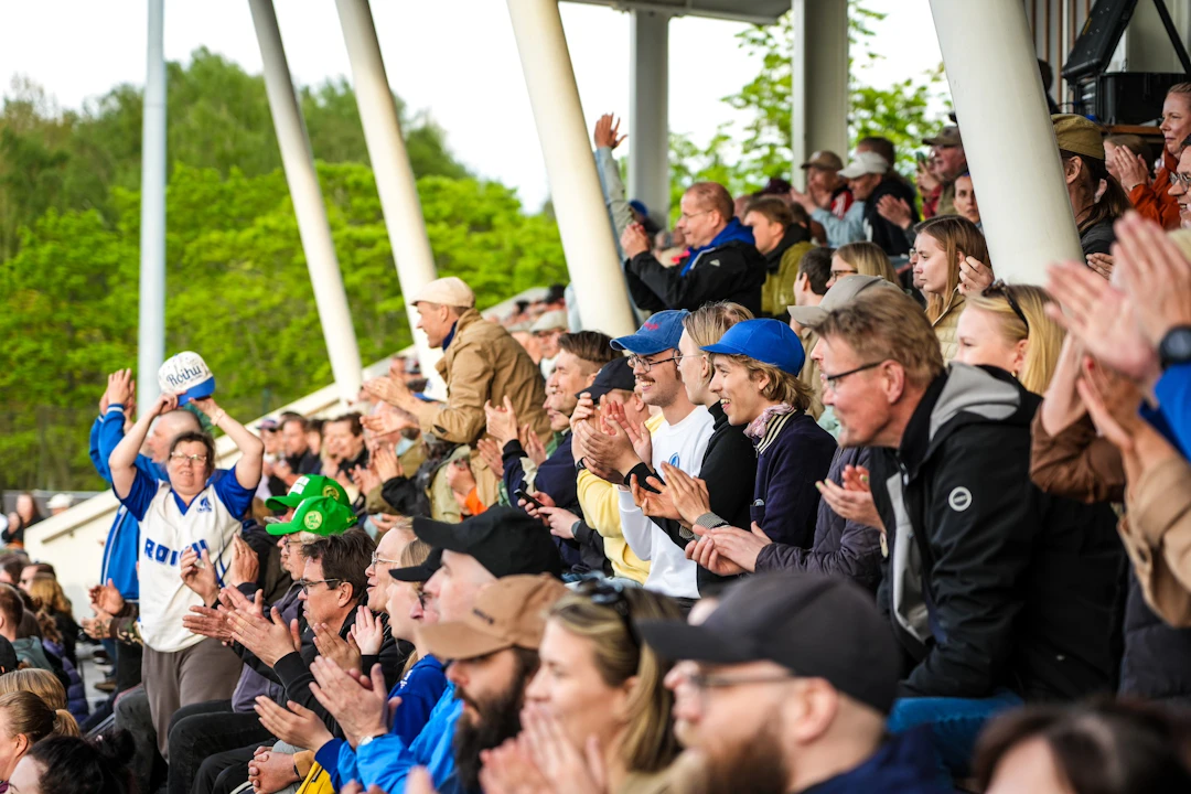 Yleisöä Roihuvuoren pesäpallostadionilla Helsingissä