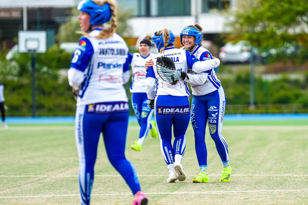 Erika Väliheikki ja Ellen Kentala halaavat