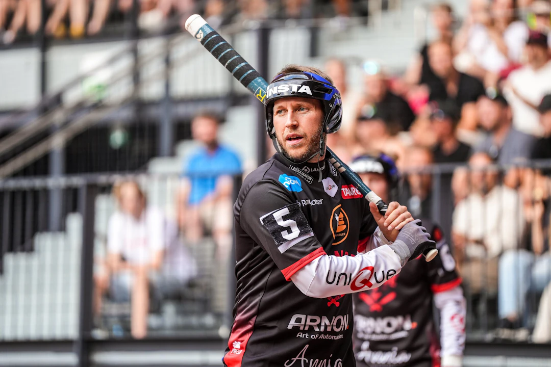 Antti Korhonen lyömässä