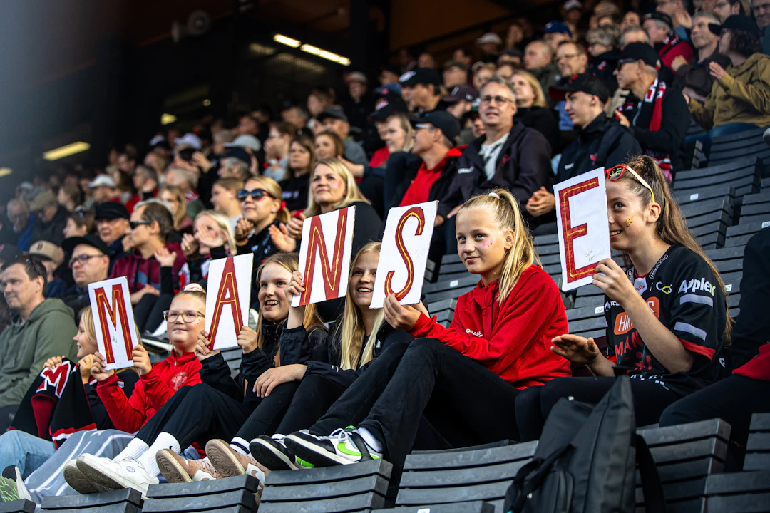 Mansen kannattajia naisten neljännessä loppuottelussa Kaupissa 13.9.2025