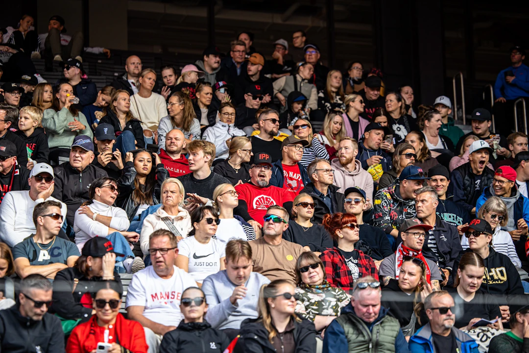 Yleisöä Tampereella naisten Superpesiksen neljännessä loppuottelussa 2025